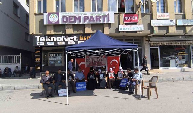 Muş’ta ailelerin DEM Parti önündeki eylemi sürüyor