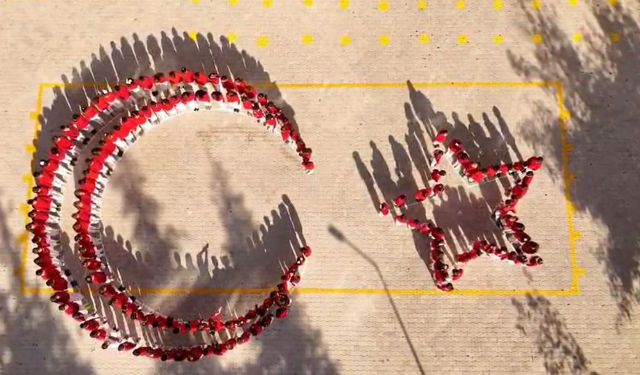 Öğrencilerin ay-yıldız koreografisi büyük beğeni topladı