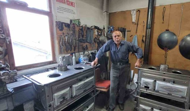 Unutulmaya yüz tutan meslek ustası. Yaptığı sobalarla içleri ısıtıyor