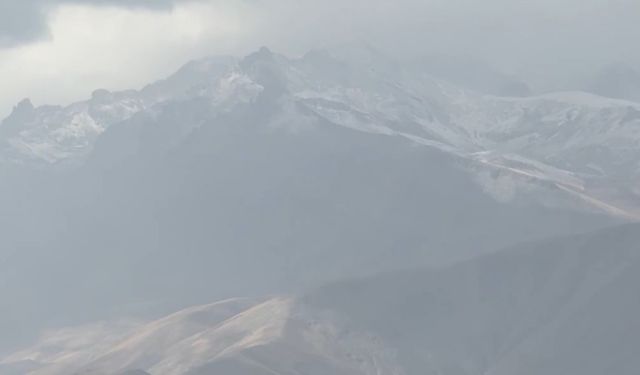 Yüksekova’ya mevsimin ilk karı düştü