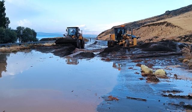 Bitlis’te dolu ve sağanak etkili oldu!
