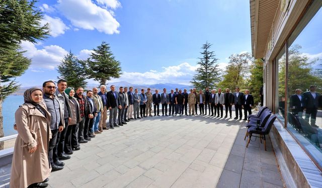 Bitlis Valisi Karakaya basınla buluştu