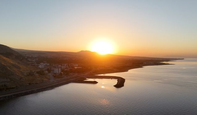 Adilcevaz’da güneşin doğuşu havadan görüntülendi