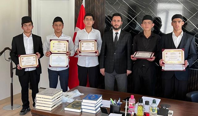 Hafızlıklarını tamamlayan öğrenciler belgelerini aldı