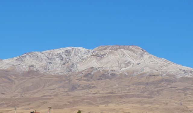 Süphan Dağı'nın zirvesi beyaza büründü