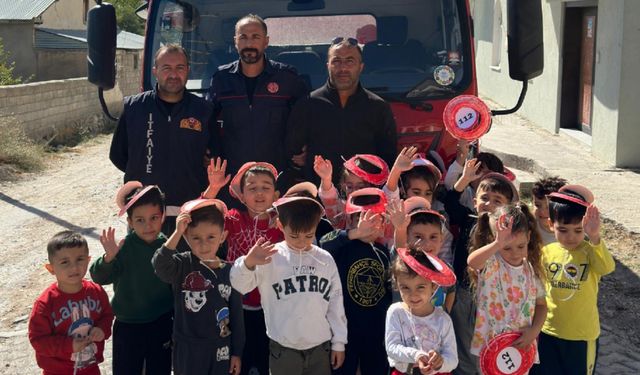 Adilcevaz’da minik öğrencilere itfaiyecilik eğitimi