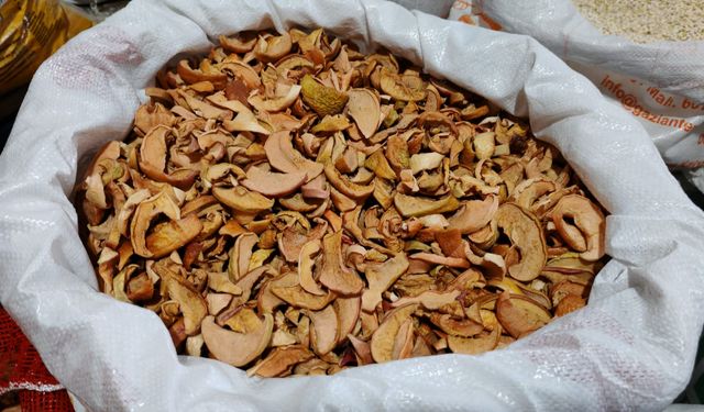 Bitlis’te Doğal Yöntemlerle Kurutulan Kaklar Tezgâhlarda Yerini Aldı