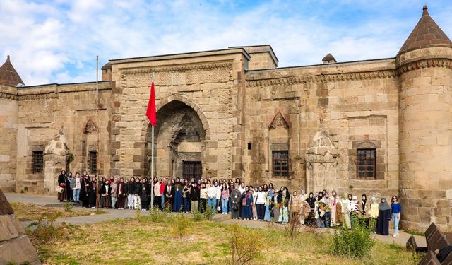 Antalya ve İstanbul’dan gelen öğrenciler Bitlis’in tarihi mekânlarını gezdi