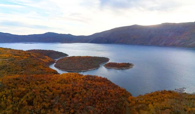 Nemrut Krater Gölü’nde sonbahar güzelliği