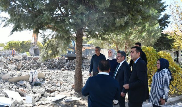 Adilcevaz Kaymakamı Özçelik’ten yeni hastane inşaat alanında inceleme