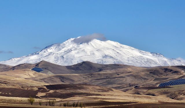Süphan Dağı tamamen beyaza büründü