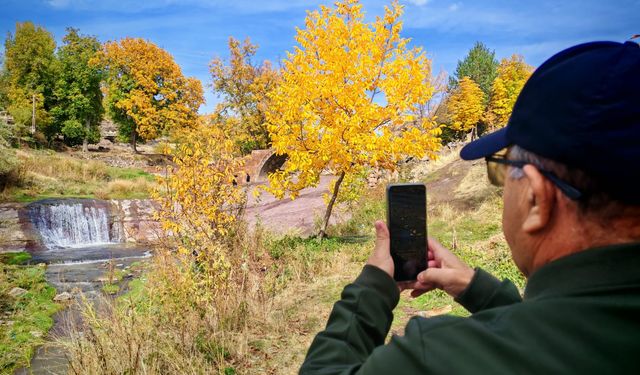 Ahlat’ta Sonbahar Güzelliği: Bu Manzarayı Gören Telefonuna Sarılıyor