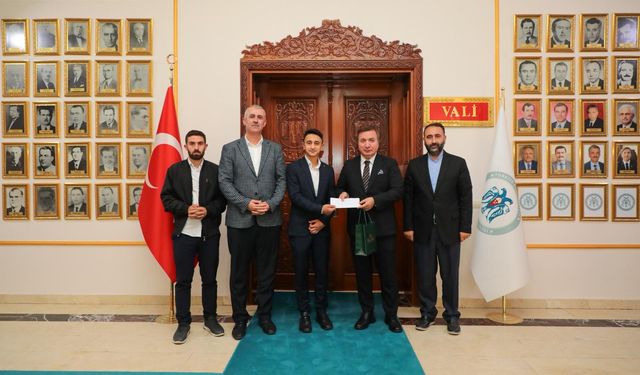 Bölge birincisi Musab İlci ödülünü Vali Aydoğdu’nun elinden aldı