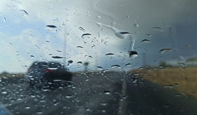 Ahlat-Tatvan karayolunda sağanak yağmur etkili oldu