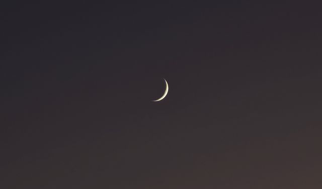 Ahlat’ta gün batımı sonrası hilal seyri büyüledi