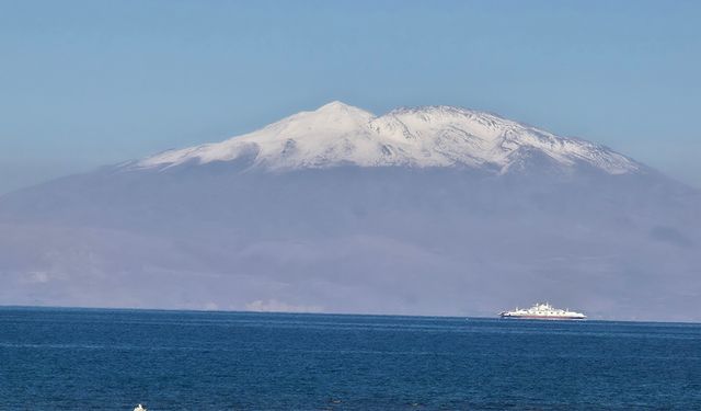 Süphan Dağı manzarasında seyir: Van Gölü’ndeki feribotlar ticareti canlandırdı