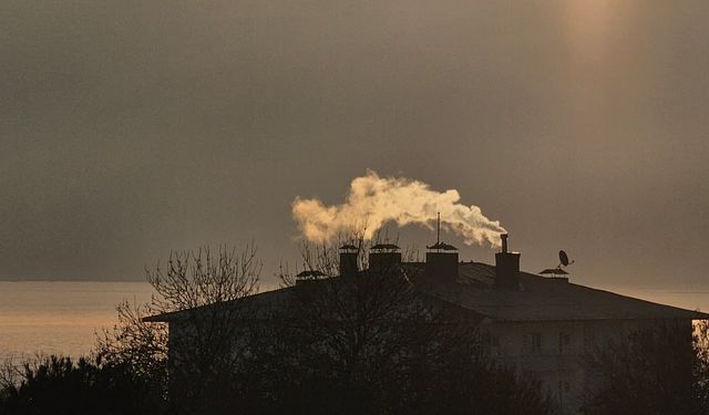 Tatvan’ın sisli sabahında bacadan yükselen duman görsel şölen oluşturdu