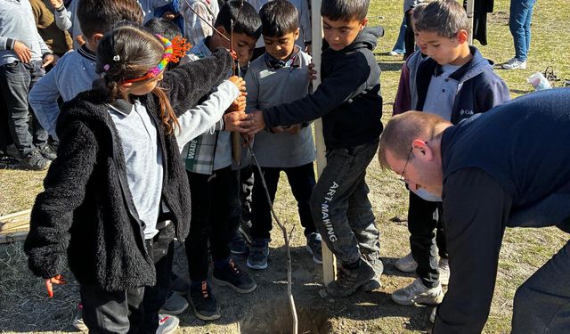 Köy öğrencileri ceviz fidanlarını toprakla buluşturdu