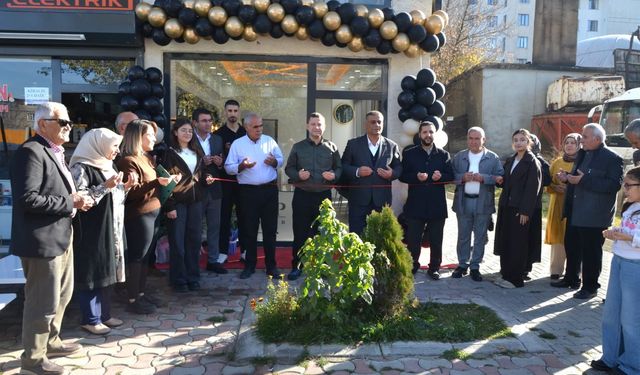 Tatvan’da yeni erkek kuaförü hizmete açıldı