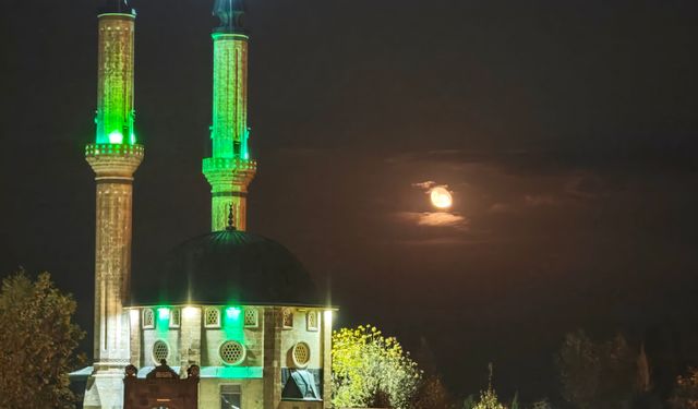 Adabağ Camii ve dolunay bir araya gelince eşsiz manzara oluştu