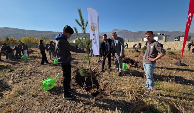 Güroymak’ta “Sevdamız Yeşil Vatan” temalı fidan dikim etkinliği