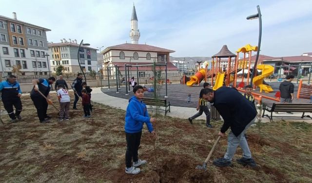 Çocuklar ve cami cemaati ağaç dikme etkinliğinde buluştu