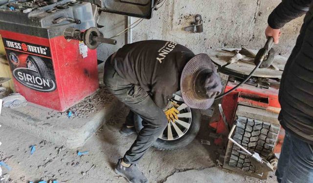 Adilcevaz'da lastikçilerin kışlık lastik yoğunluğu başladı