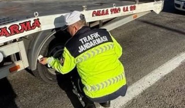 Ardahan'da jandarmadan 'zorunlu kış lastiği' denetimi yapıldı