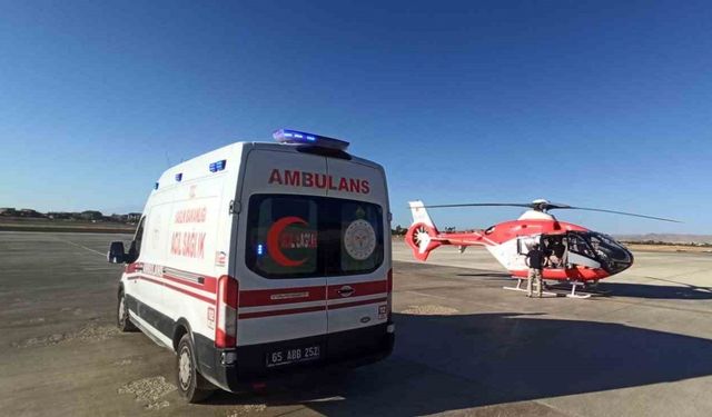Bahçesaray’da kalp krizi geçiren hasta, helikopter ambulansla Van’a nakledildi