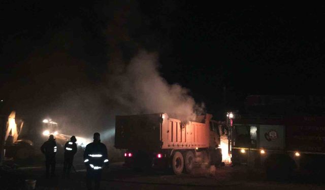 Başkale'de samanlıkta çıkan yangın korkuttu