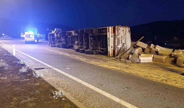 Bingöl’de saman yüklü kamyon devrildi