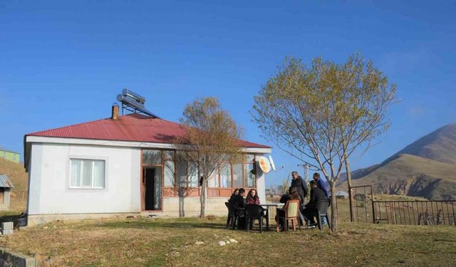 Devamsızlık yapan öğrenciler için fedakar öğretmenler köy köy geziyor