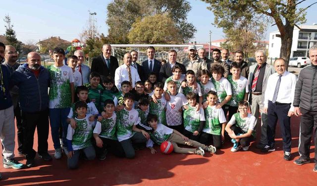 Erzincan'da 101 okulun bahçesine kauçuk zemin döşendi