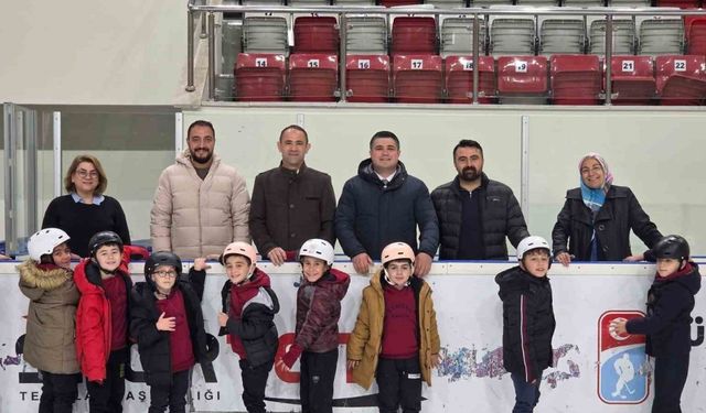 Geleceğin buz hokeycileri buz üstünde buluştu