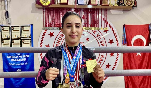 Kickboks şampiyonu Sibel Oruç, genç kızlara örnek oluyor