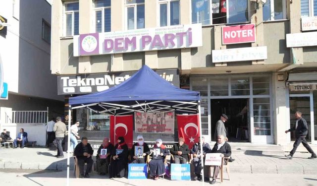 Muş’ta annelerin evlat nöbeti devam ediyor