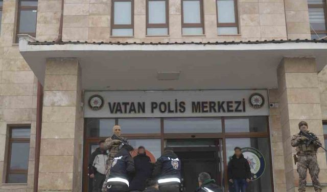 Muş’ta aranan iki zanlı suç aletiyle ele geçirildi