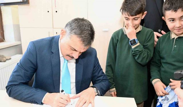 Öğrenciler, Vali Çiftçi’ye forma imzalattı