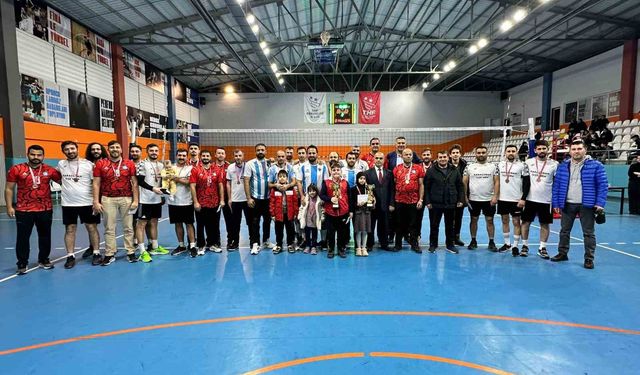 Öğretmenler Günü voleybol turnuvasında kupa Aşkale'nin oldu