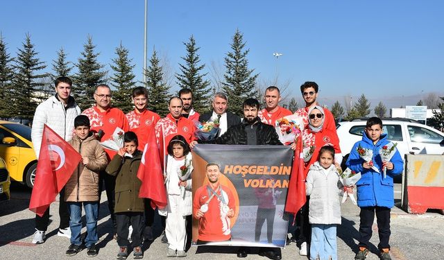 Olimpiyat fatihi coşkuyla karşılandı