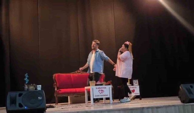 “Ruh Öküzüm” adlı oyun Ağrı sahnesinde büyük ilgi gördü