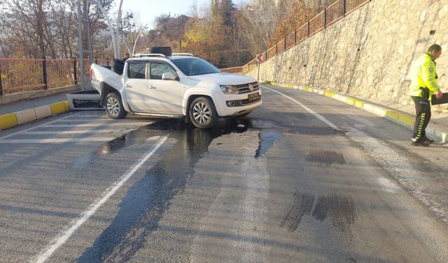 Tunceli’de feci kaza: Kamyonet 7 metre yükseklikten uçtu, 4 yaralı