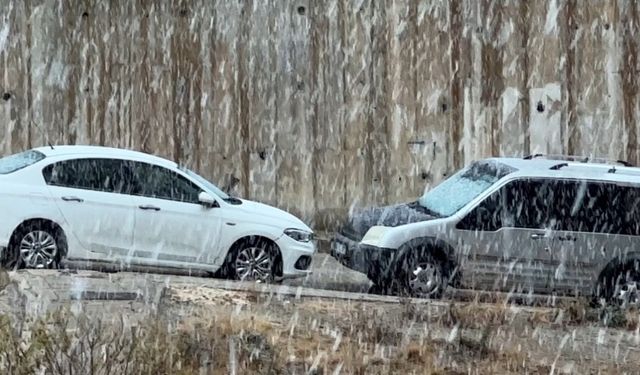 Yüksekova’da yoğun kar yağışı: Sınırda bulunan Çobanpınar köyünün yolu karla kaplandı