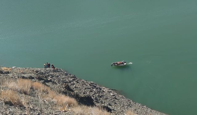 Zernek Barajı’nda kaza: Araba suya uçtu, ekipler seferber oldu