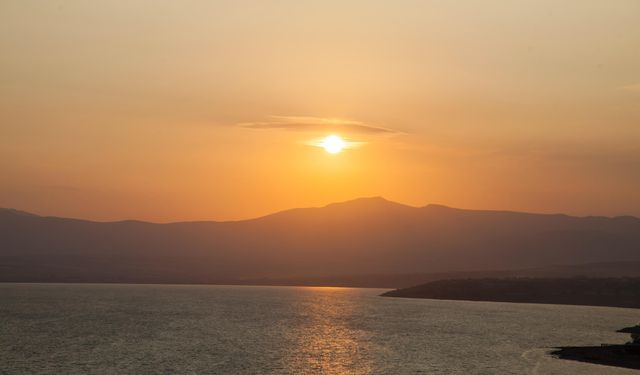 Ahlat’ta gün batımı görsel şölen sundu
