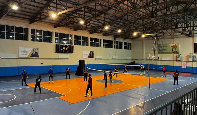 Ahlat’ta öğretmenler filede ter döküyor