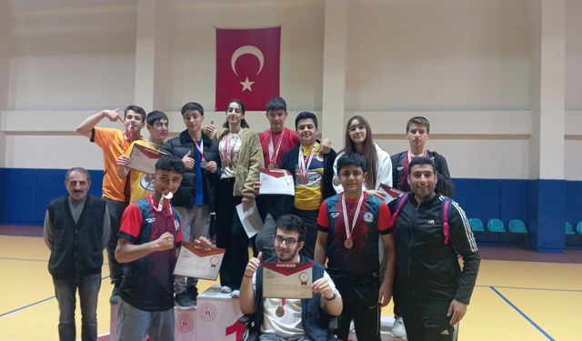 Ali Ayber Anadolu Lisesi 12 dereceyle bilek güreşine damga vurdu