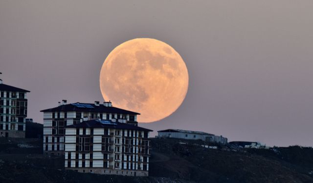 "Kunduz Süper Ay" Ahlat’ta Kartpostallık Kareler Sundu