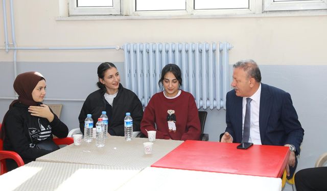 Bitlis Eren’de sürpriz ziyaret: Rektör'ün öğrencilerle sıcak sohbeti