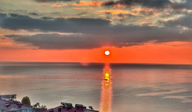 Ahlat’ta gün doğumu seyri doyumsuz manzaralar oluşturdu
